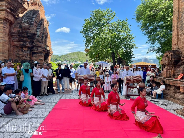 Nhiều điểm du lịch hút khách