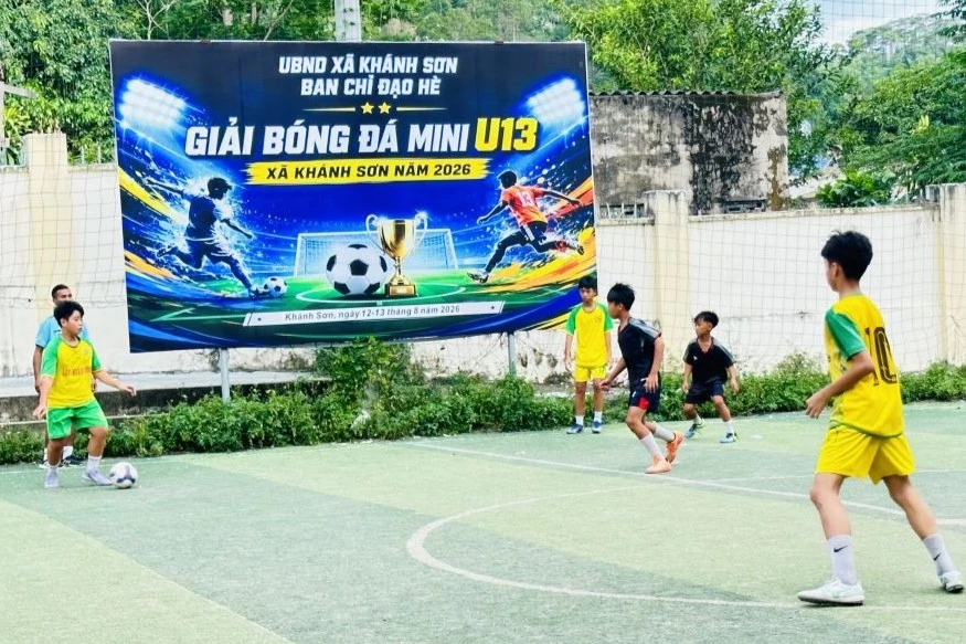 Các đội bóng tranh tài tại giải.