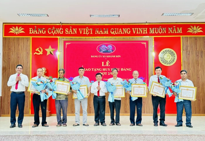 Đảng ủy xã Khánh Sơn trao Huy hiệu Đảng cho 19 đảng viên
