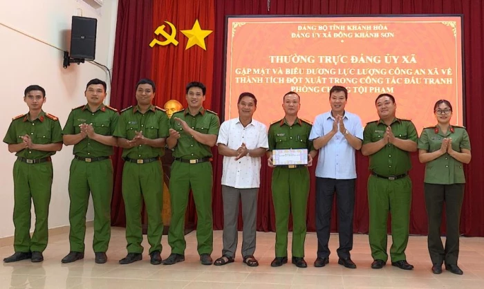 Xã Đông Khánh Sơn khen thưởng đột xuất Công an xã trong đấu tranh phòng, chống tội phạm