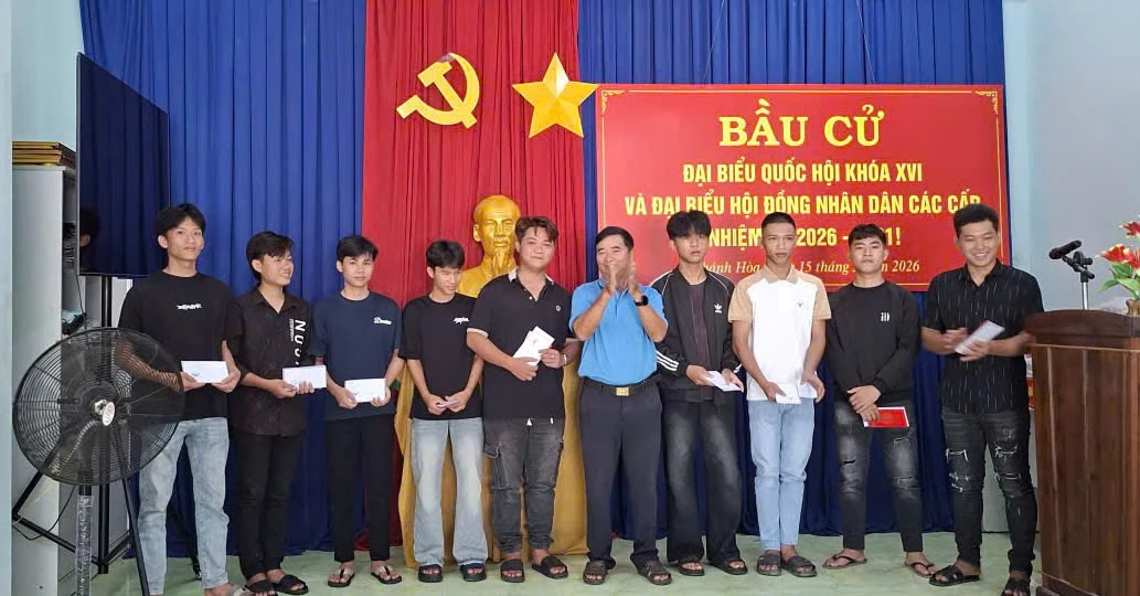 Ông Phương Thục tặng quà cho Thanh niên lên đường nhập ngũ. Ảnh: NVCC