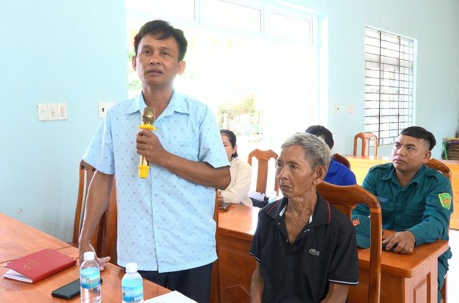 Ông Cao Văn Bường, người dân thôn thôn Sơn Trung, cung cấp thông tin liên quan đến liệt sĩ, mộ liệt sĩ tại hội nghị.