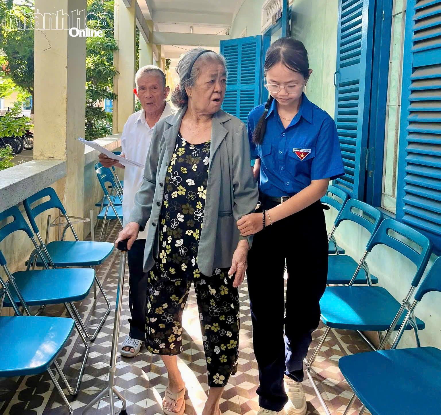 Màu áo xanh đồng hành cùng người dân tại chương trình khám sức khỏe toàn dân.