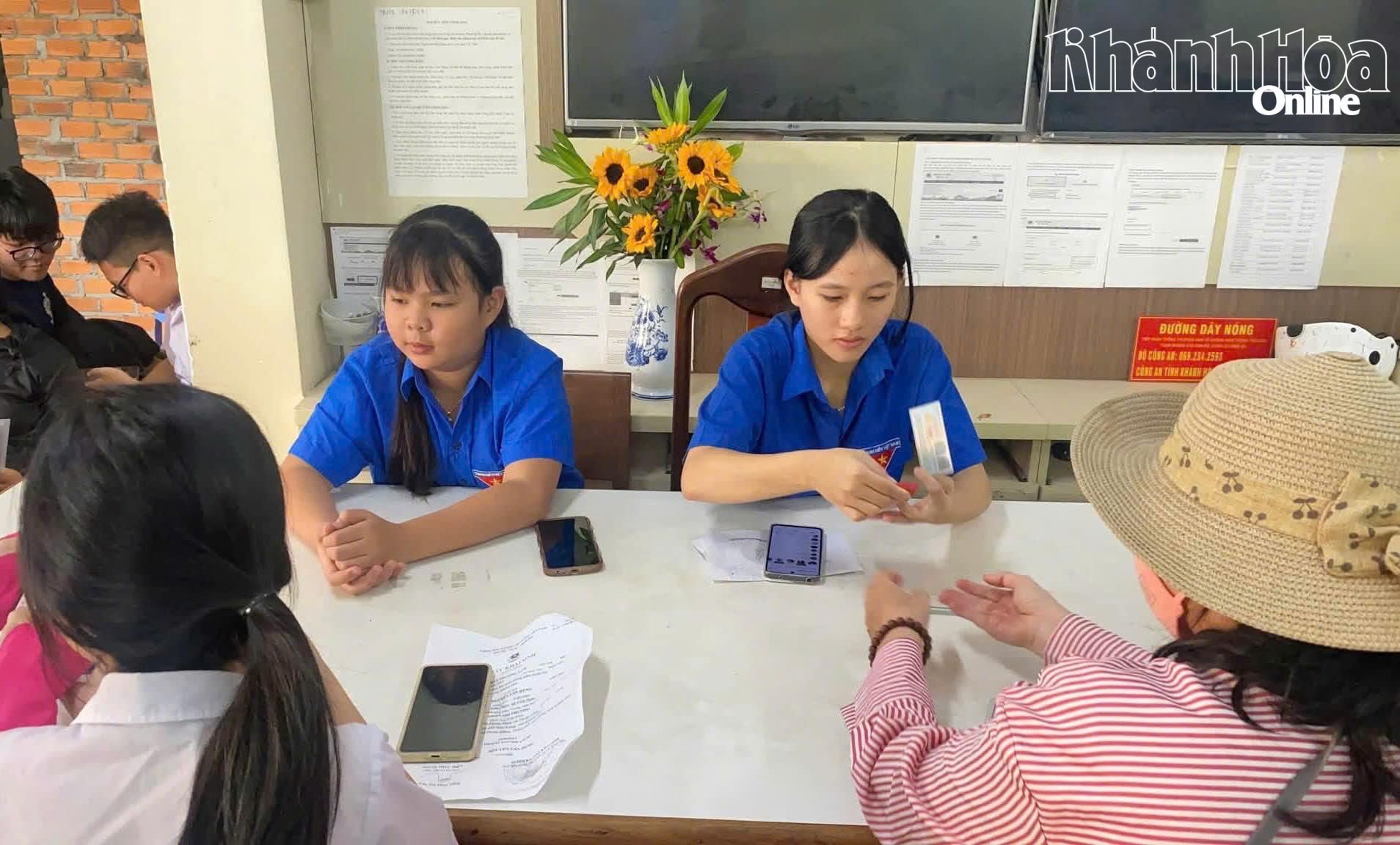 Đoàn viên, thanh niên hỗ trợ người dân thực hiện thủ tục hành chính tại địa bàn phường.