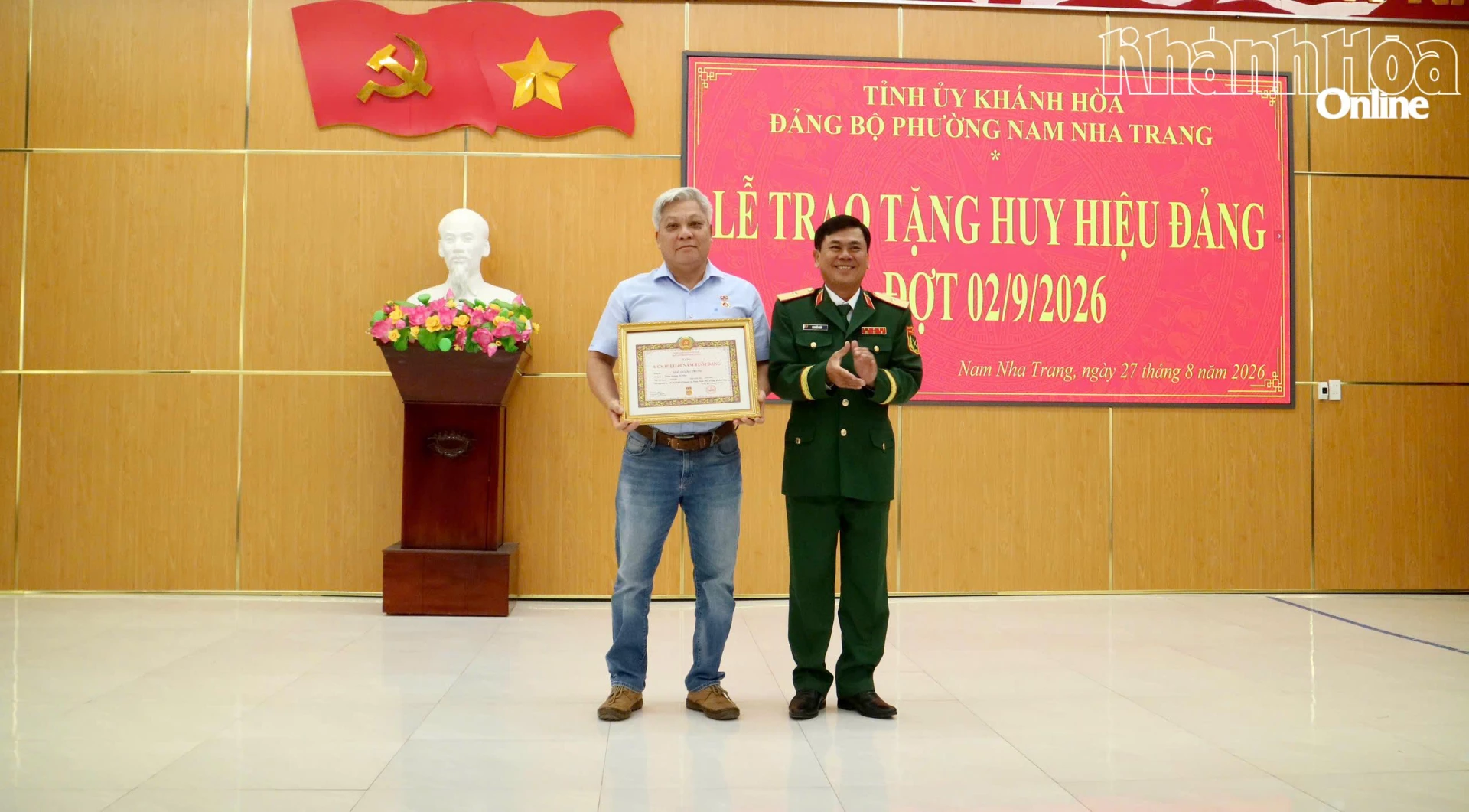 Thiếu tướng Nguyễn Túy - Ủy viên Ban Thường vụ Tỉnh ủy, Chỉ huy trưởng Bộ Chỉ huy Quân sự tỉnh trao tặng huy hiệu trao Huy hiệu 40 năm tuổi Đảng cho đảng viên.