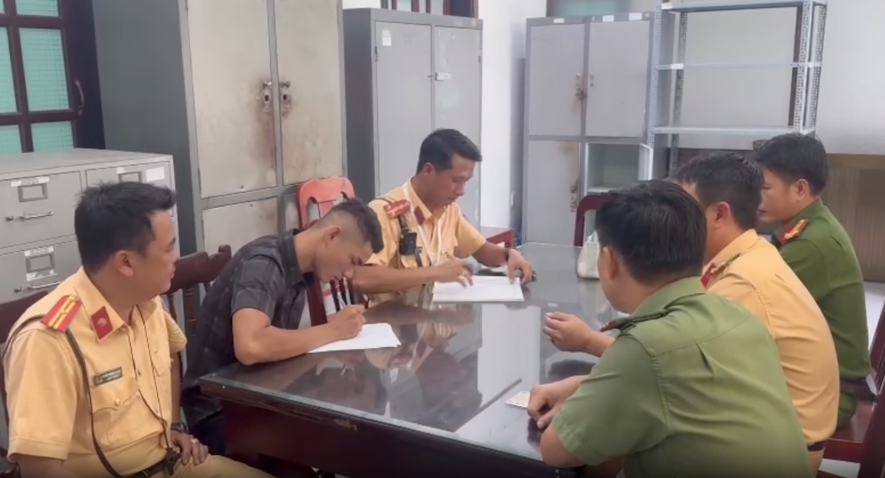 Đối tượng Huỳnh Bá Lộc viết lời khai tại cơ quan công an