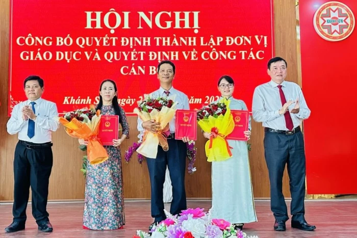 Xã Khánh Sơn công bố quyết định thành lập các đơn vị giáo dục