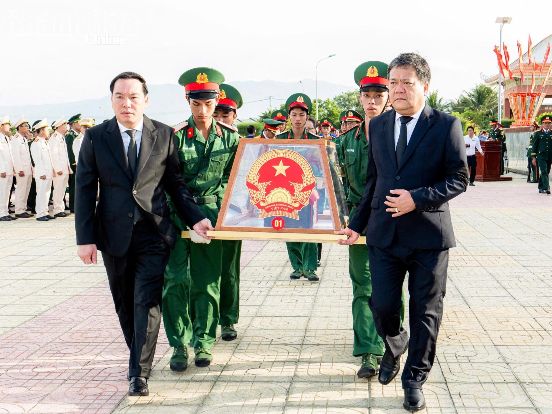 Các đại biểu di chuyển hài cốt các liệt sĩ từ lễ đài đến an táng tại ô mộ.