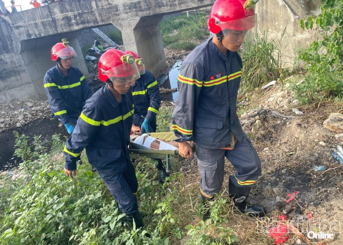 Cứu hộ người dân rơi xuống kênh thoát nước trên Quốc lộ 1