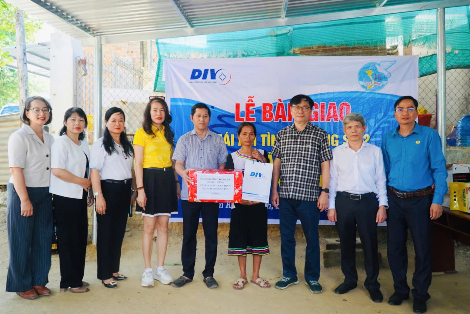 Ban tổ chức bàn giao nhà và tặng quà cho gia đình bà Cà Thị Thuyên.