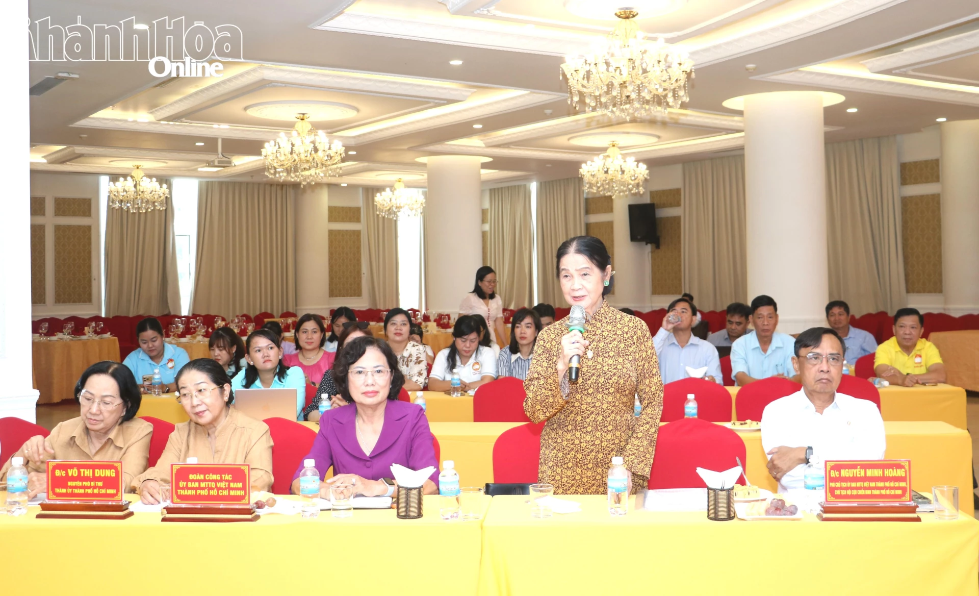 Bà Trương Thị Hoà - Phó Chủ nhiệm Hội đồng tư vấn Dân chủ - Pháp luật Uỷ ban MTTQ Việt Nam TP. Hồ Chí Minh trao đổi, chia sẻ kinh nghiệm tại hội nghị.