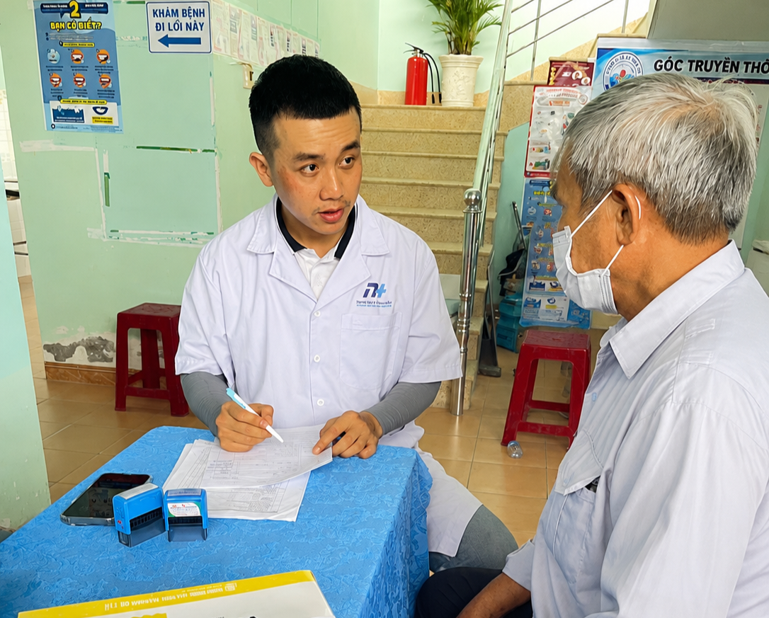 Bác sĩ khám da liễu cho một bệnh nhân.
