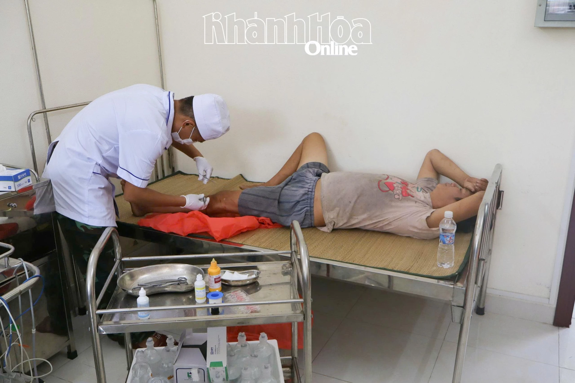 Bác sĩ quân y đảo Đá Tây tiến hành xử lý vết thương hở cho ngư dân.