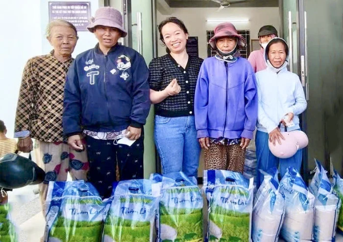 Phường Cam Ranh trao tặng 400 suất gạo đến các hộ khó khăn