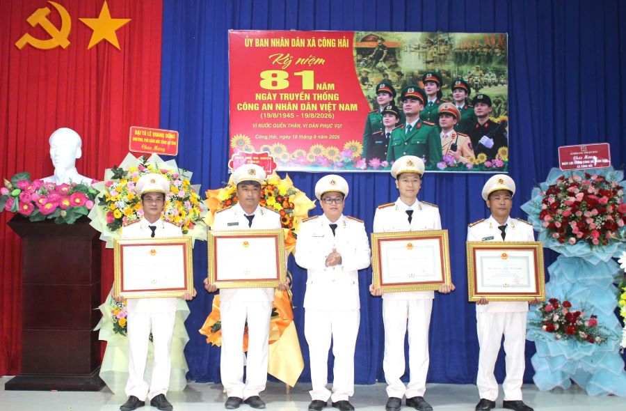 Ban tổ chức trao Huy chương chiến sĩ vẻ vang hạng nhất, hạng nhì cho 5 cán bộ công an xã Công Hải.
