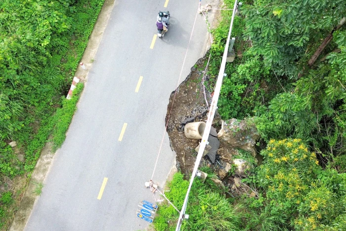 Khắc phục các điểm sạt lở trên đèo Khánh Sơn: Phấn đấu hoàn thành trước mùa mưa bão