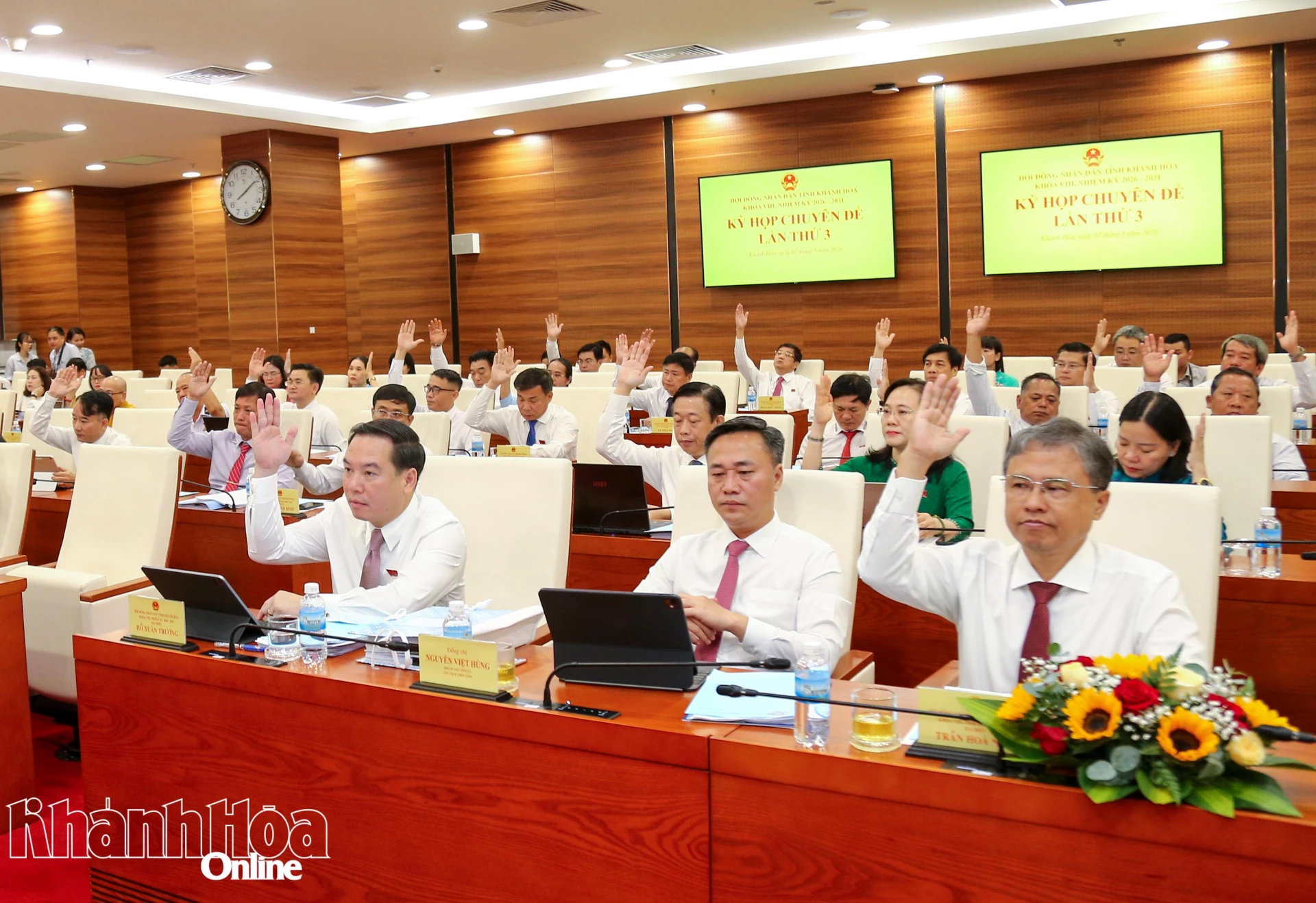 Các đại biểu biểu quyết thông qua chương trình kỳ họp.