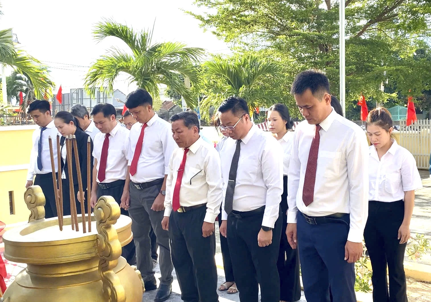 Các đại biểu thắp hương, tưởng niệm các anh hùng liệt sĩ tại bia chiến thắng Ninh Mã.