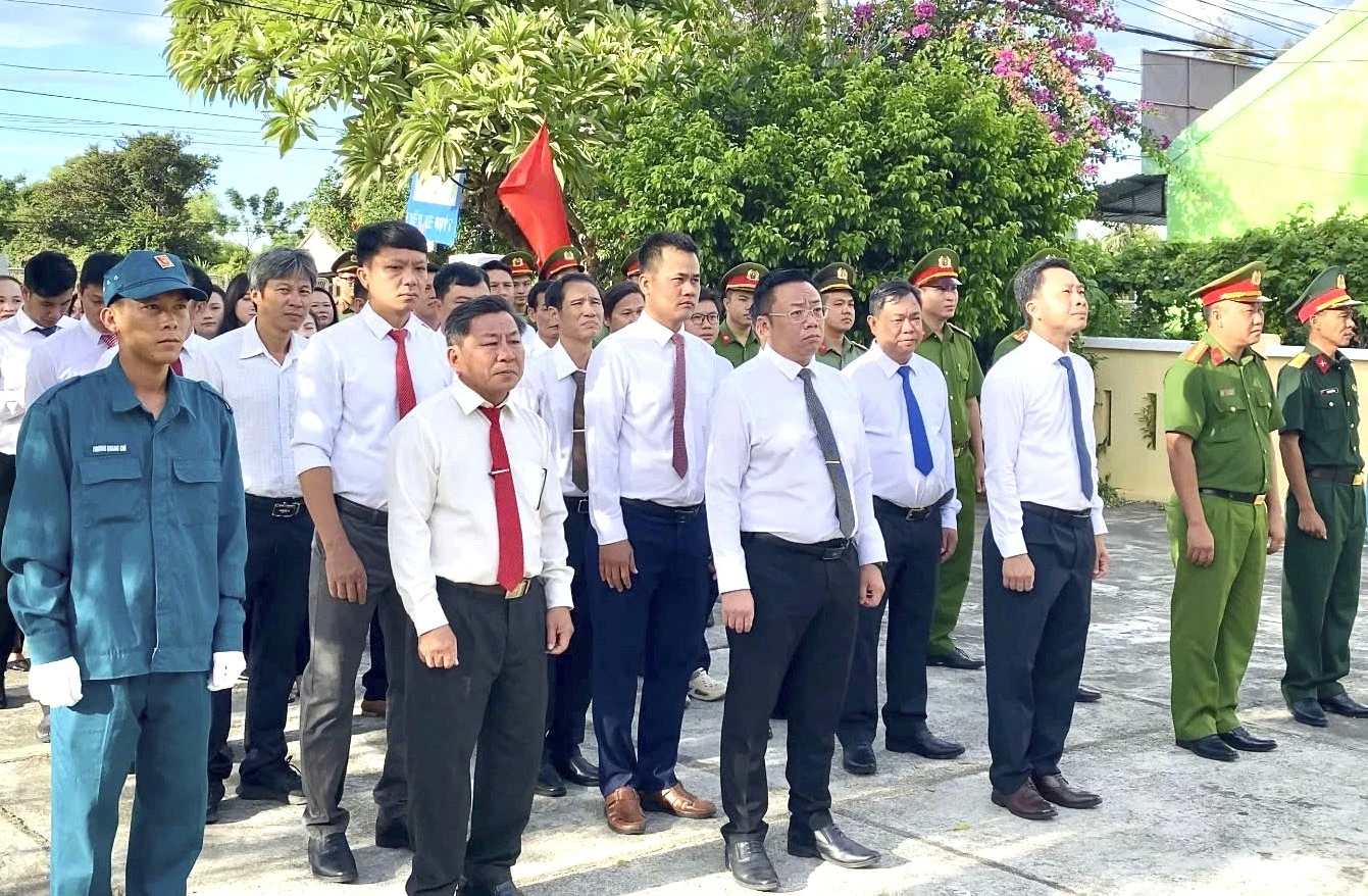 Các đại biểu tham gia viếng bia chiến thắng Ninh Mã.