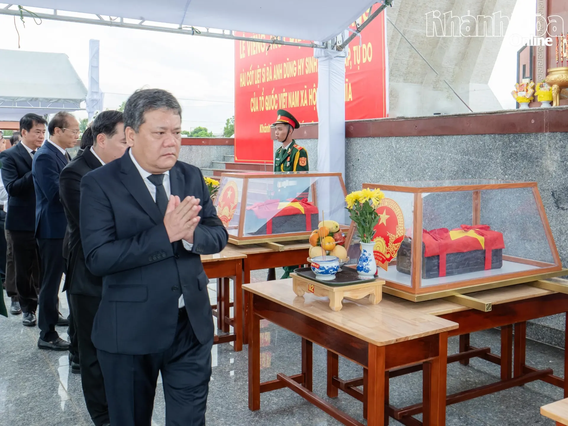 Bí thư Tỉnh ủy Trần Phong thành kính tưởng nhớ anh linh các anh hùng liệt sĩ.