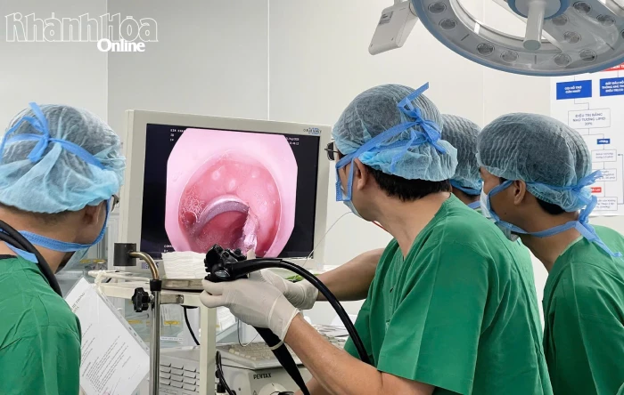Bệnh viện 22-12 nội soi lấy móc khóa dây đồng hồ tại tá tràng cho bé 3 tuổi