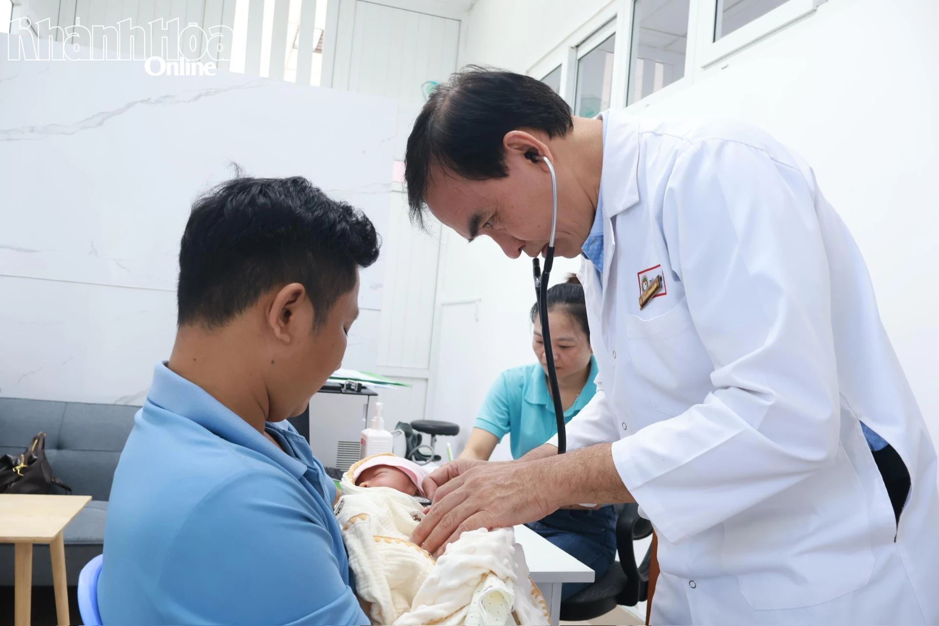 Các bác sĩ Bệnh viện Tim Tâm Đức khám cho trẻ tại chương trình.