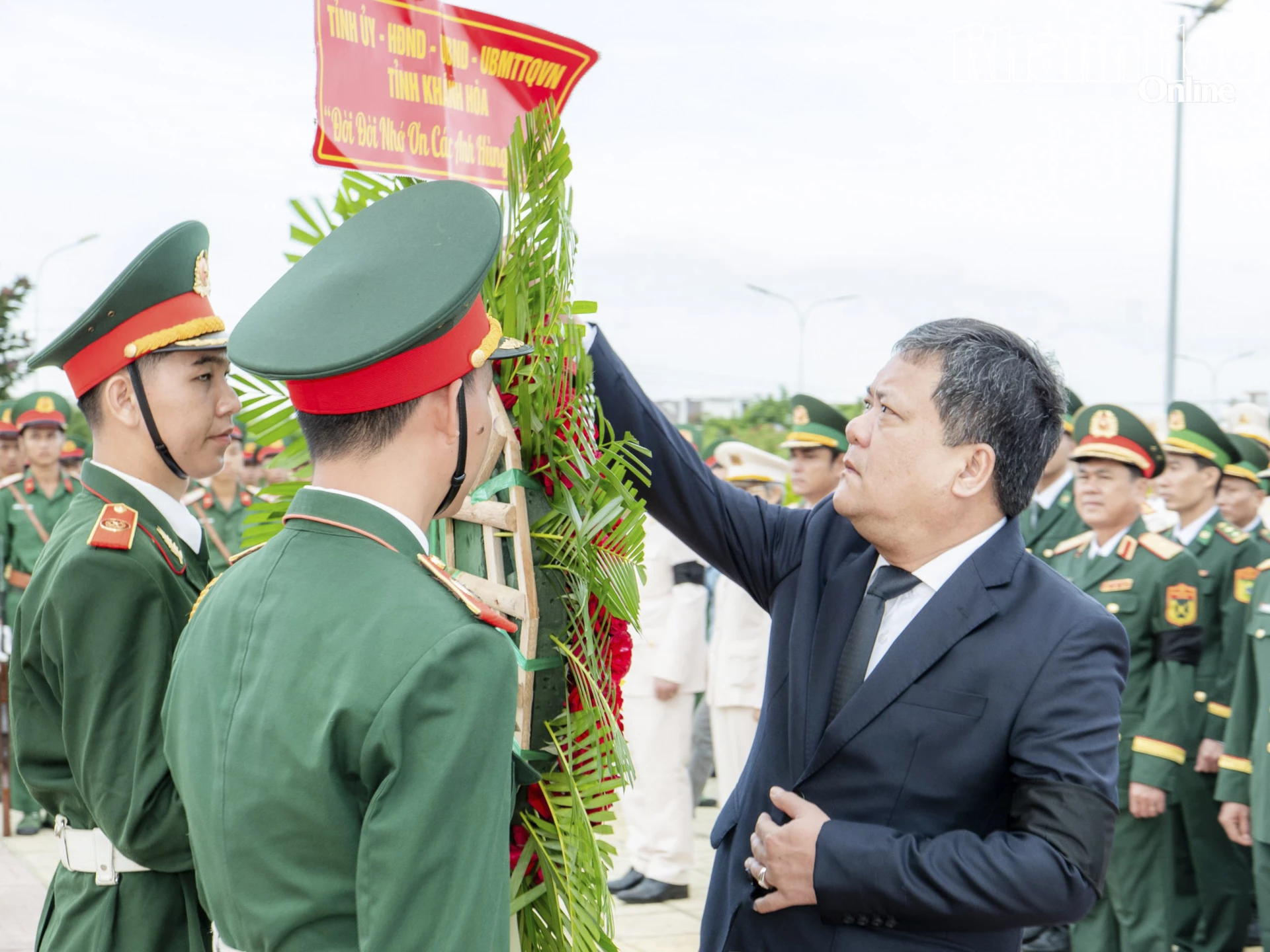 Bí thư Tỉnh ủy Trần Phong chỉnh vòng hoa.