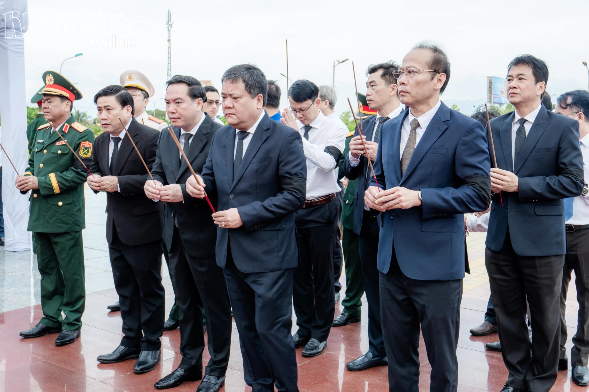 Các đại biểu lãnh đạo tỉnh dâng hương tưởng nhớ các anh hùng liệt sĩ.