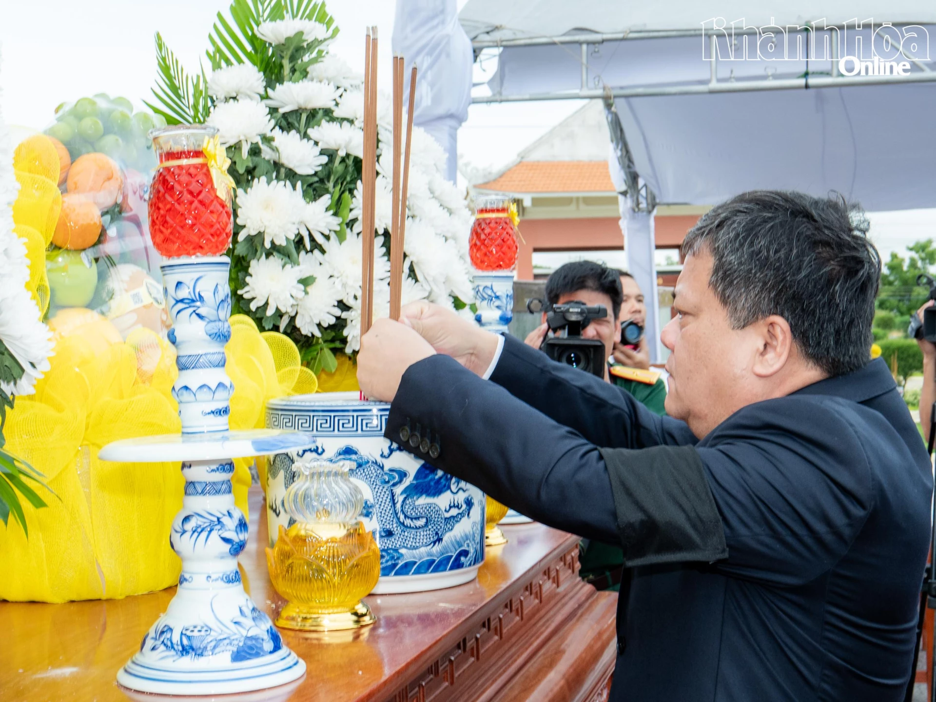 Bí thư Tỉnh ủy Trần Phong dâng hương tưởng nhớ các anh hùng liệt sĩ.