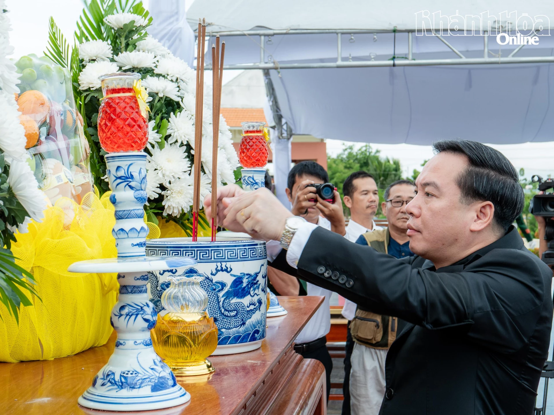Phó Bí thư Thường trực Tỉnh ủy Hồ Xuân Trường dâng hương tưởng nhớ các anh hùng liệt sĩ.