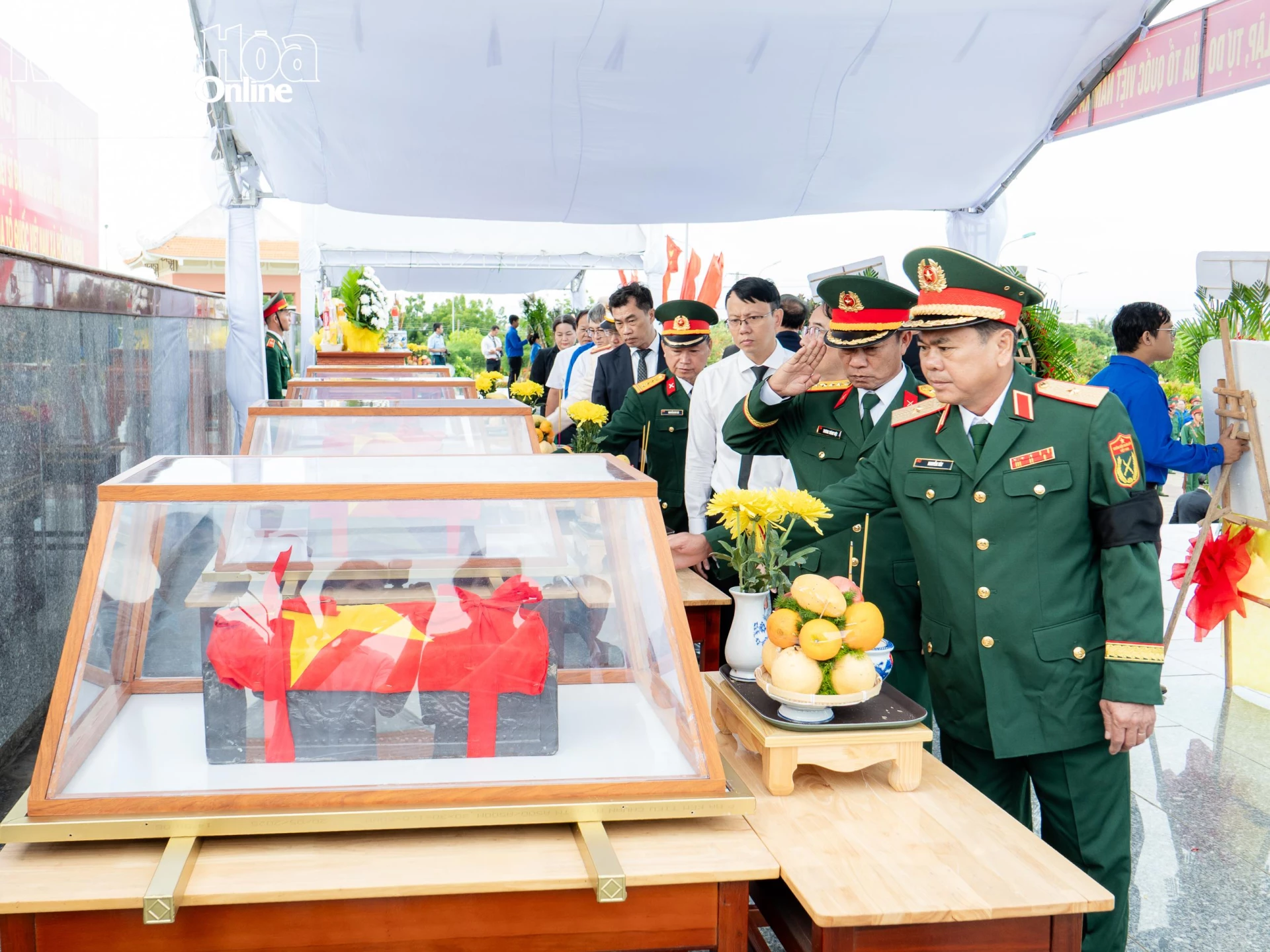 Thiếu tướng Nguyễn Túy và các đại biểu thành kính tưởng nhớ anh linh các anh hùng liệt sĩ.