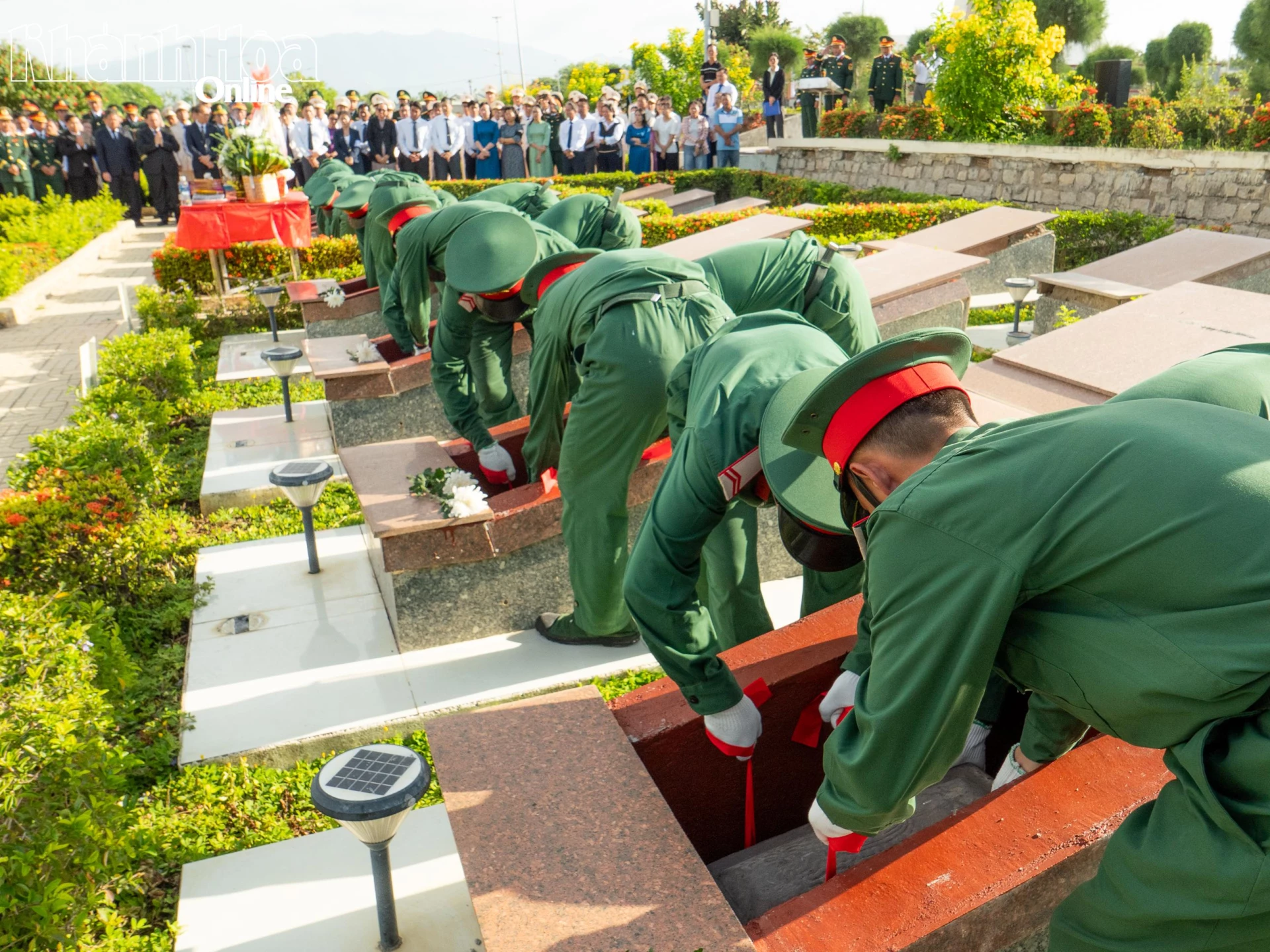 Đội tiêu binh tiến hành hạ huyệt an táng hài cốt các liệt sĩ.