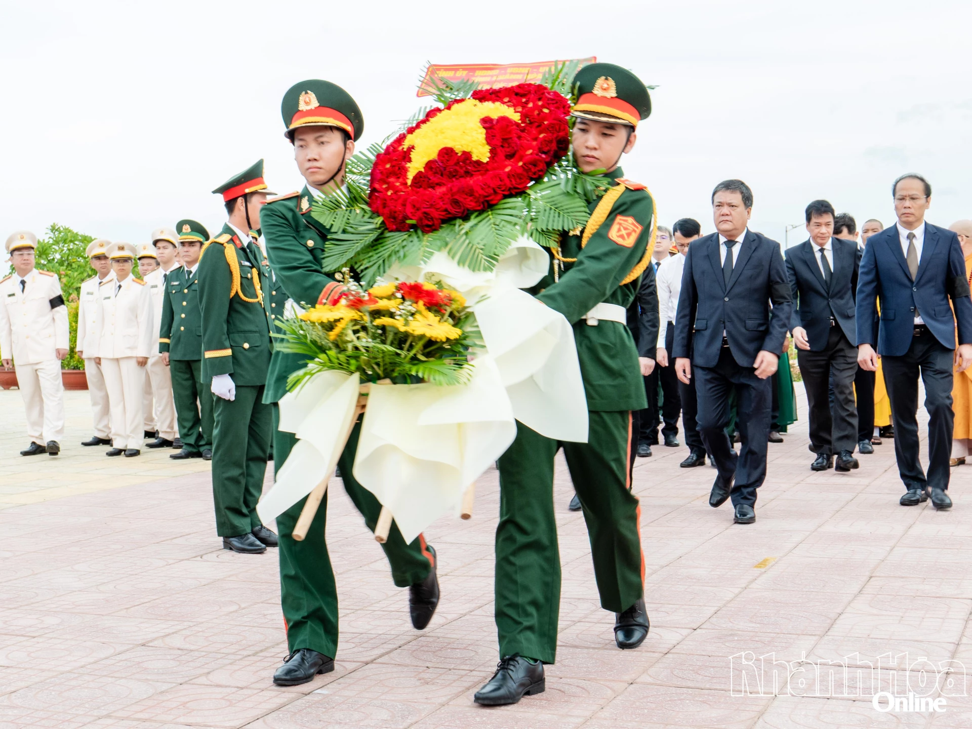 Đoàn đại biểu Tỉnh ủy, HĐND, UBND, Ủy ban MTTQ Việt Nam tỉnh đặt vòng hoa viếng anh linh các anh hùng liệt sĩ.