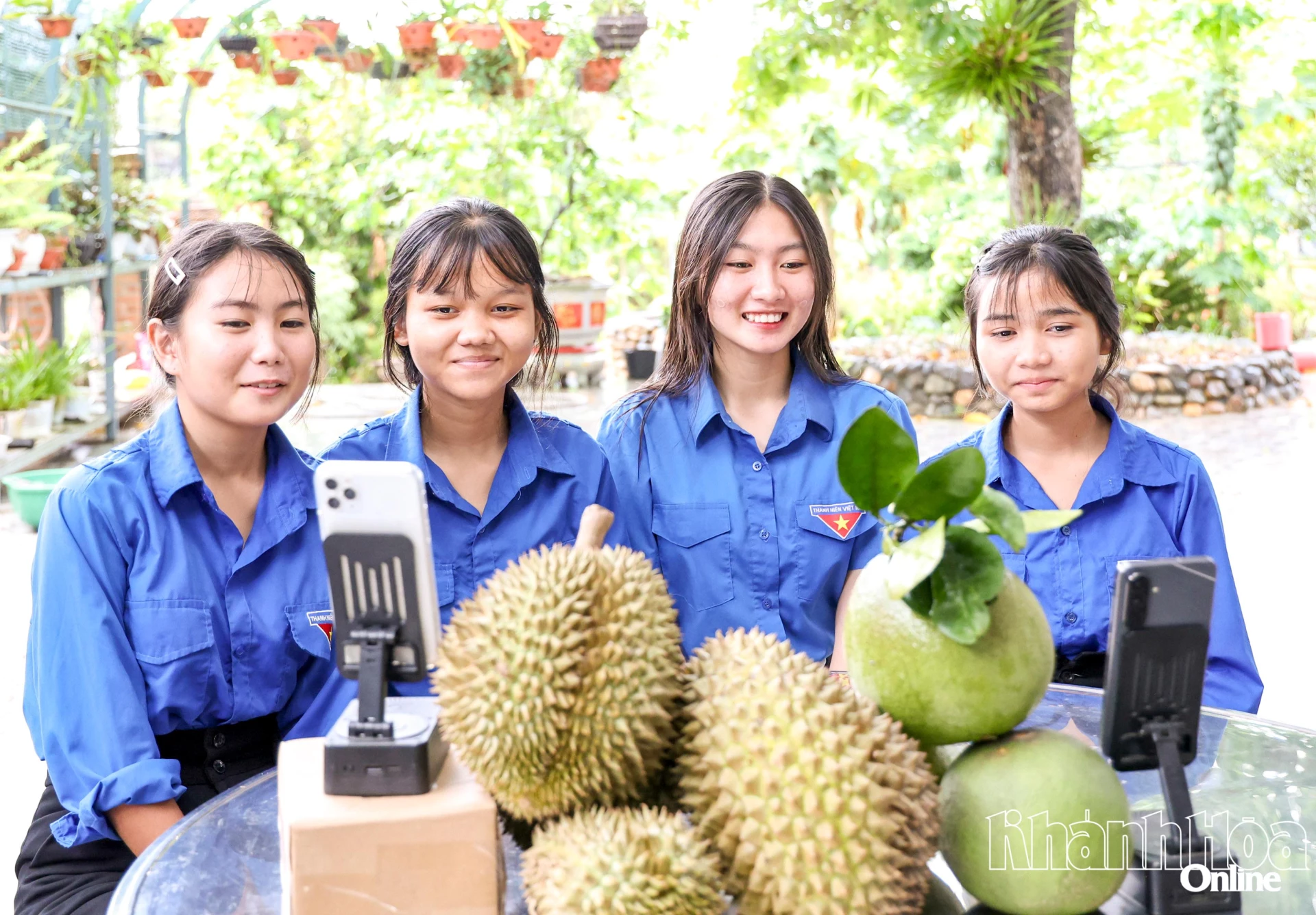 Các bạn trẻ
xã Bắc Khánh Vĩnh
livestream
quảng bá nông sản
trên các nền tảng mạng xã hội.