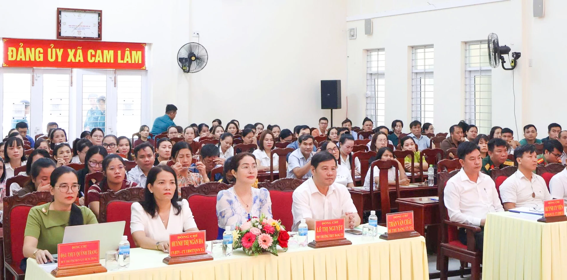 Các đại biểu và học viên tham dự lễ khai mạc lớp học.