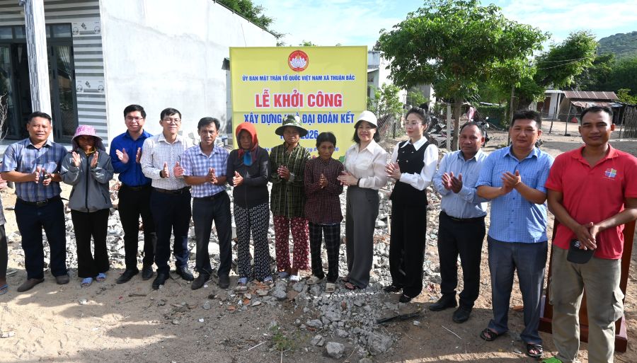 Các đại biểu và hộ gia đình tại lễ khởi công.
