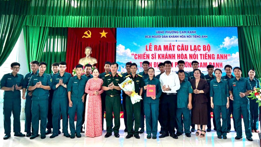 Các thành viên Câu lạc bộ "Chiến sĩ Khánh Hòa nói tiếng Anh" tại lễ ra mắt.