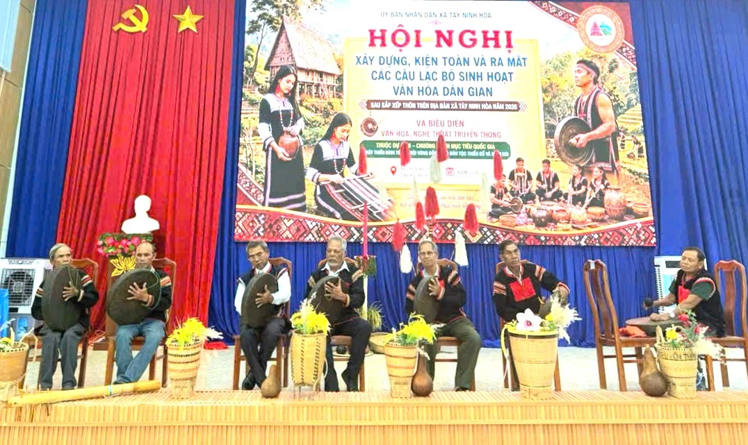 Các thành viên Câu lạc bộ Sinh hoạt văn hóa dân gian dân tộc Êđê thôn Suối Sim biểu diễn cồng chiêng.