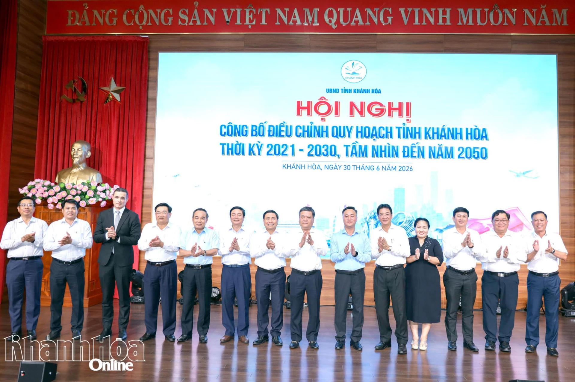 Các đồng chí lãnh đạo tỉnh tại hội nghị công bố điều chỉnh quy hoạch tỉnh.