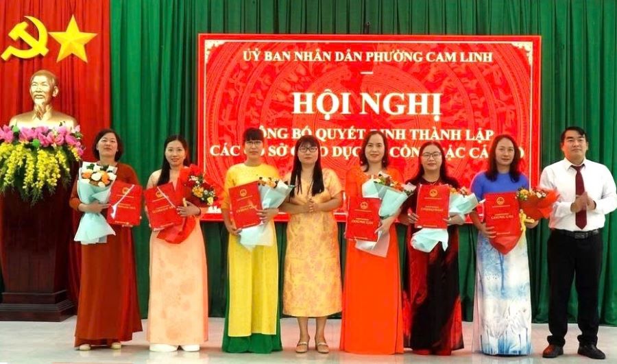 Lãnh đạo phường Cam Linh trao quyết định và tặng hoa chúc mừng 2 trường mới thành lập.