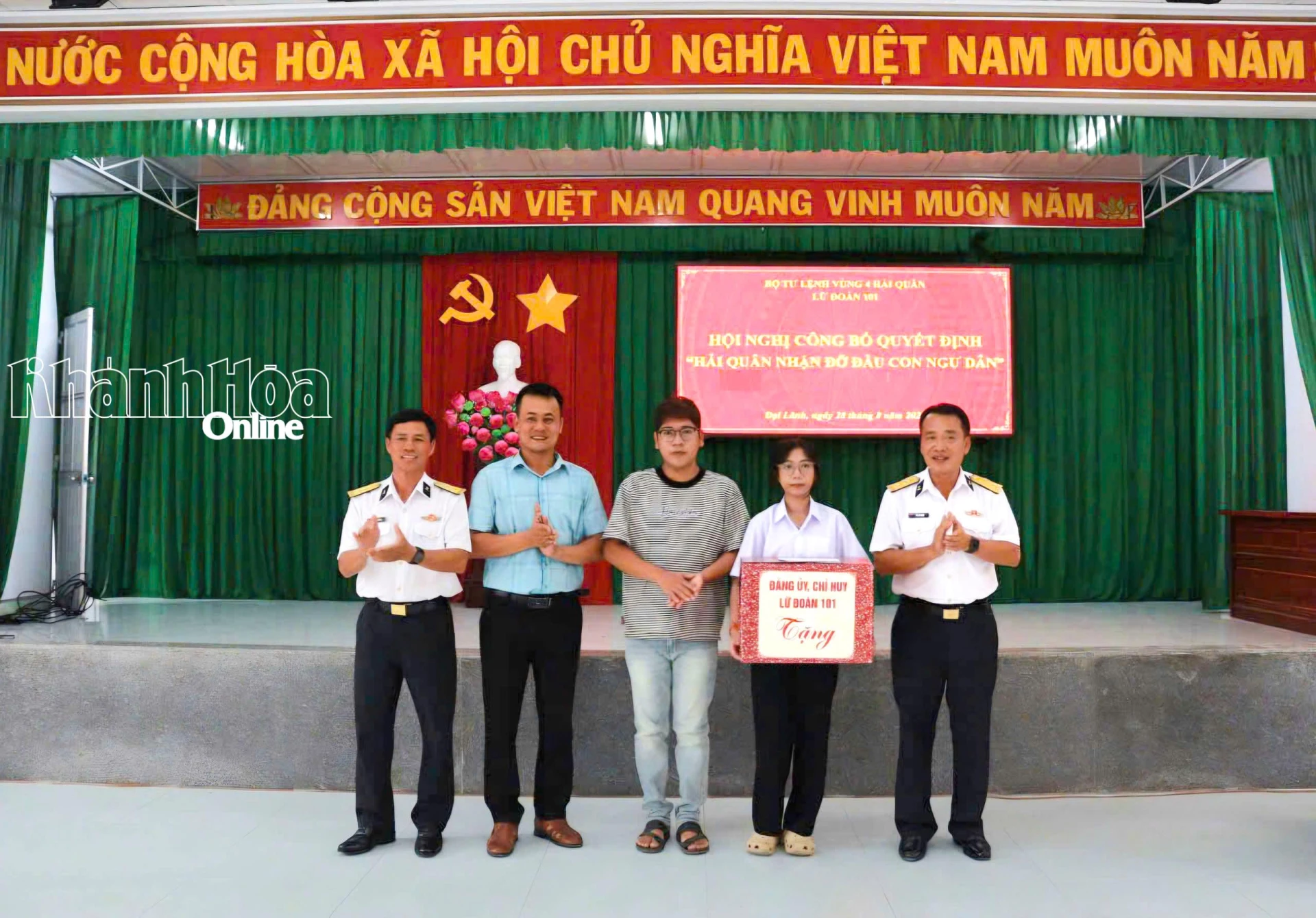 Lãnh đạo Lữ đoàn 101 tặng quà cháu Nguyễn Thị Kim Huyền.