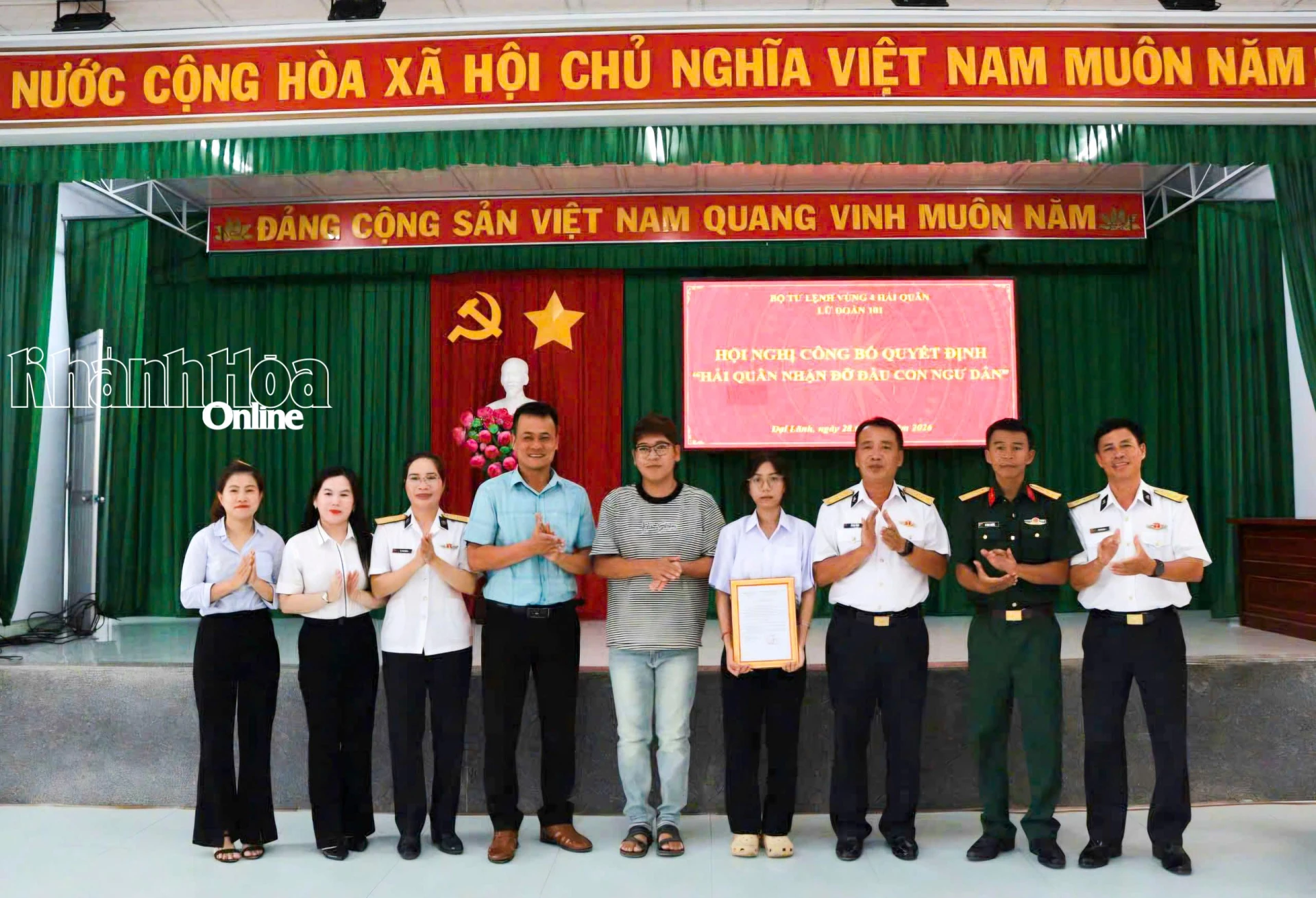 Lãnh đạo Lữ đoàn 101 và UBND xã Đại Lãnh trao quyết định nhận con đỡ đầu đối với cháu Nguyễn Thị Kim Huyền.