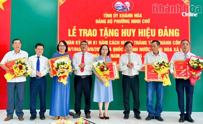 Đảng ủy phường Ninh Chử trao Huy hiệu Đảng cho 43 đảng viên