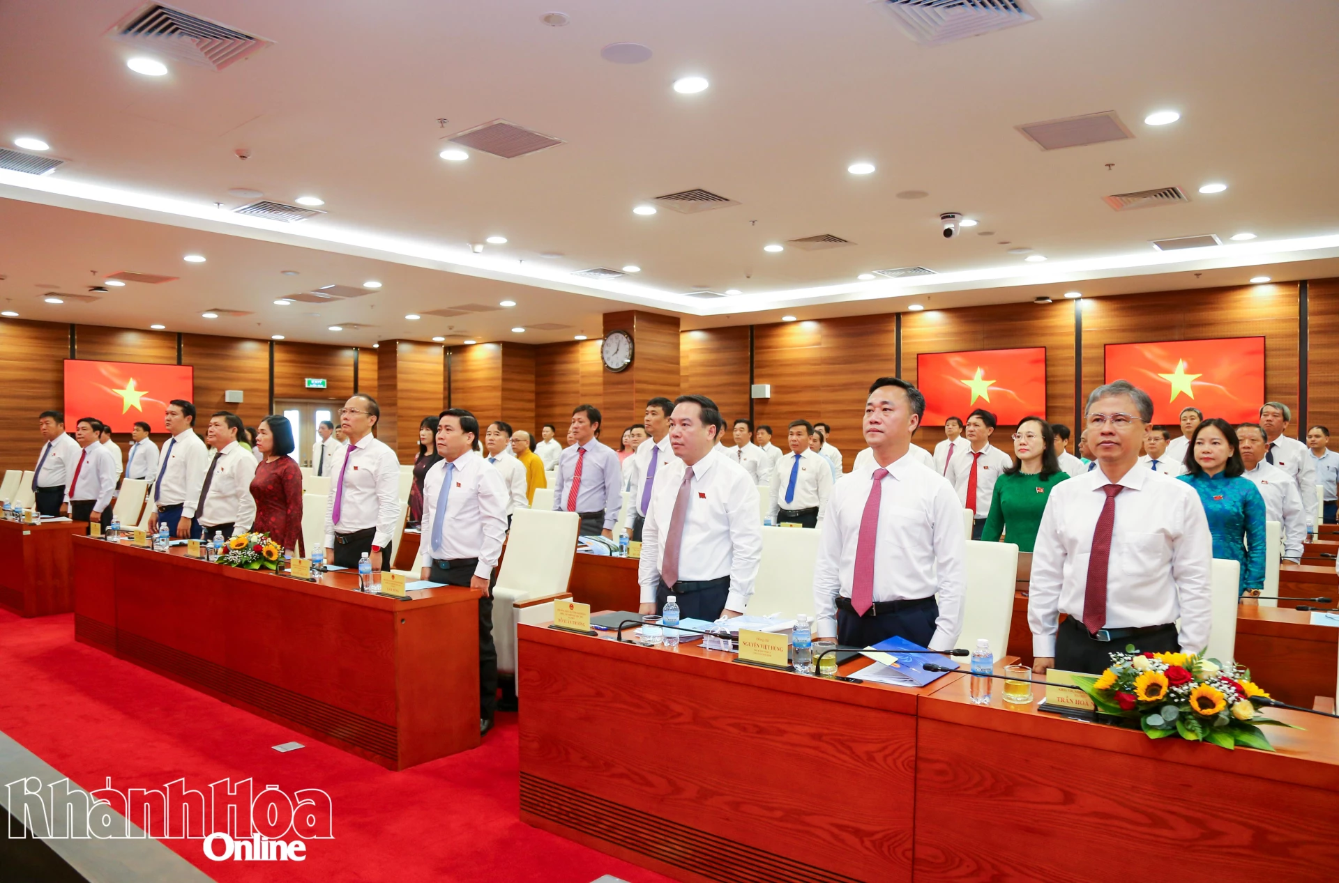 Các đại biểu thục hiện nghi lễ Chào cờ khai mạc Kỳ họp