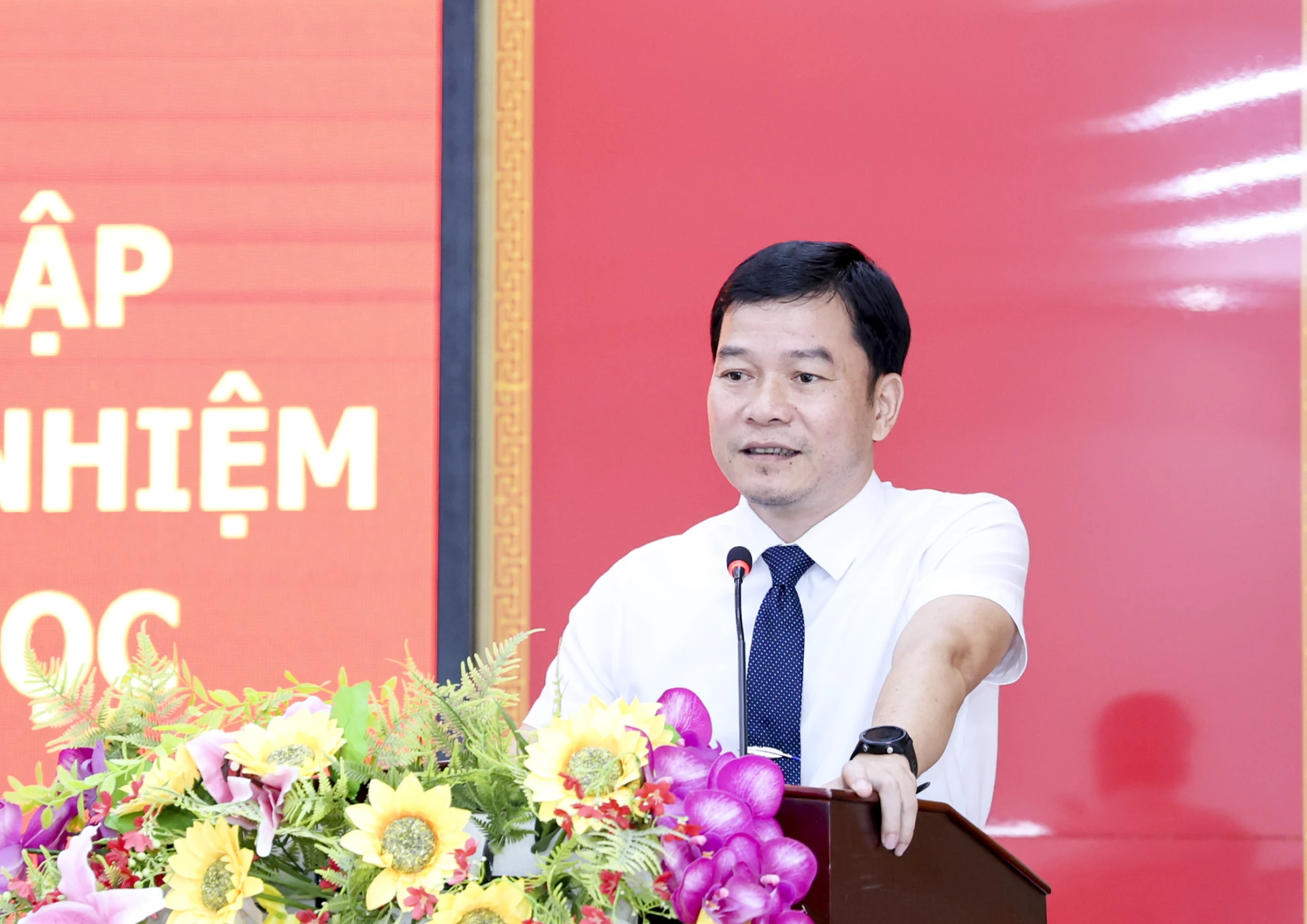 Bí thư Đảng ủy xã Trần Minh Thảo phát biểu giao nhiệm vụ tại hội nghị.
