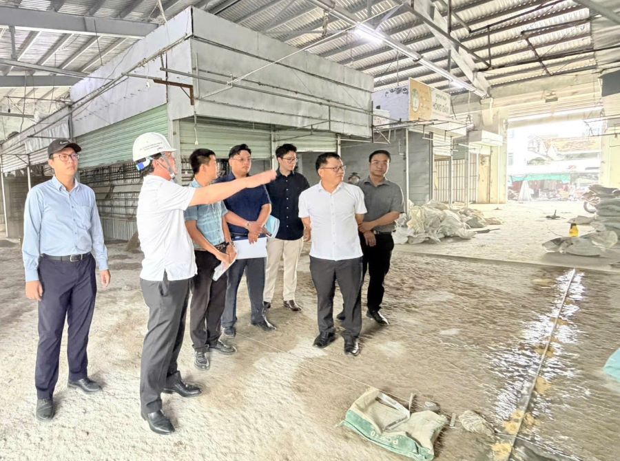 Đồng chí Lê Minh Tâm - Phó Bí thư Đảng ủy, Chủ tịch UBND phường Đông Ninh Hòa kiểm tra tiến độ thực hiện Dự án sửa chữa chợ Ninh Diêm.