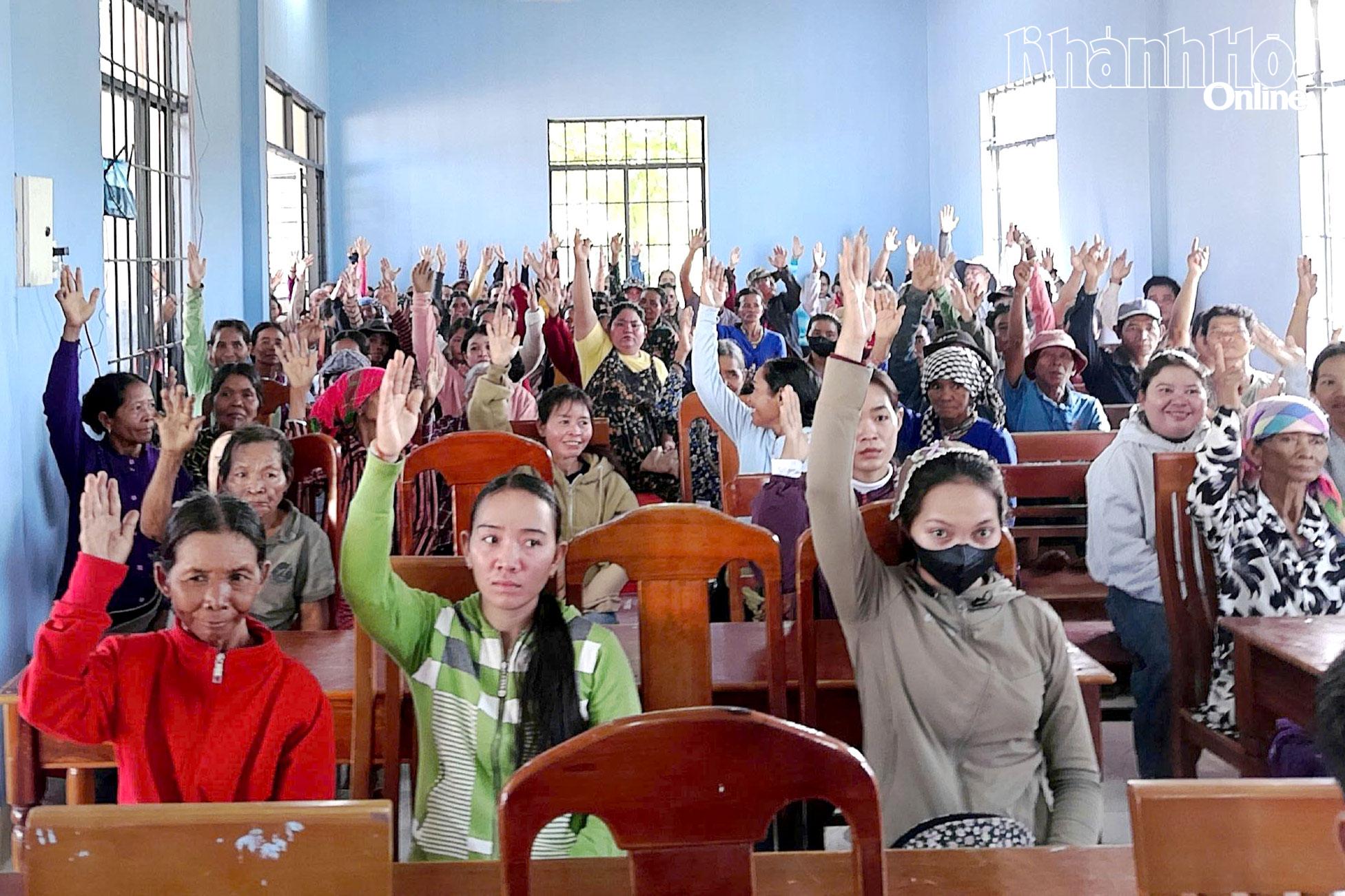 Người dân thôn Suối Rua, xã Bác Ái biểu quyết bầu trưởng thôn. Ảnh: QUỐC HUY.
