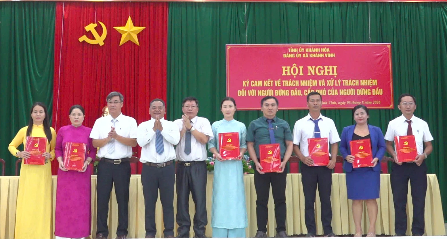Thường trực Đảng ủy xã chúc mừng lãnh đạo các phòng chuyên môn, đơn vị thuộc UBND xã ký cam kết. Ảnh: PHÙNG QUỲNH.