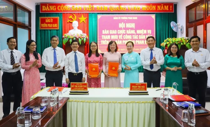 Phường Phan Rang tổ chức bàn giao chức năng, nhiệm vụ tham mưu về công tác dân vận