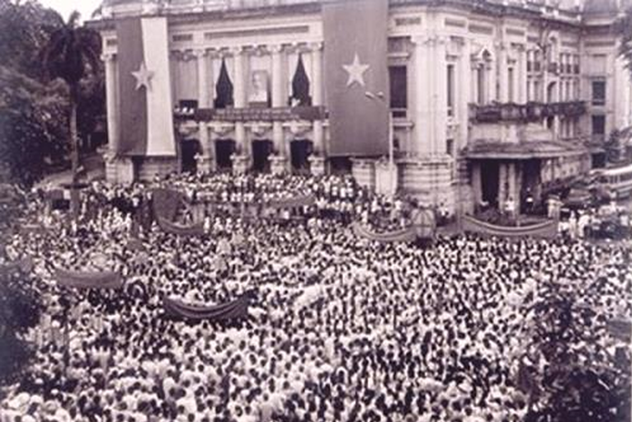 Hình ảnh mít tinh tổng khởi nghĩa tháng Tám năm 1945 tại Quảng trường Nhà hát Lớn Hà Nội. Ảnh tư liệu.

